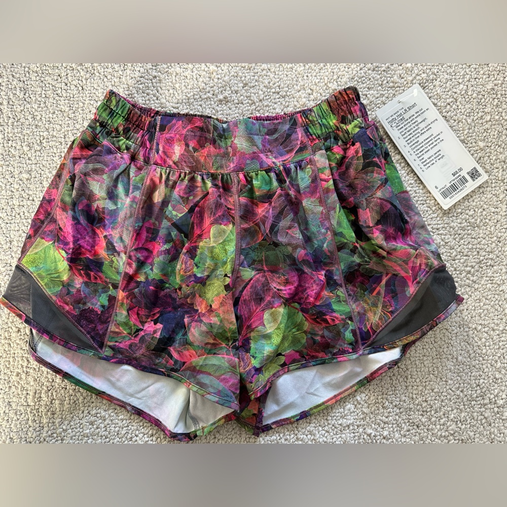 NWT Lululemon Hotty Hot LR Short 4”